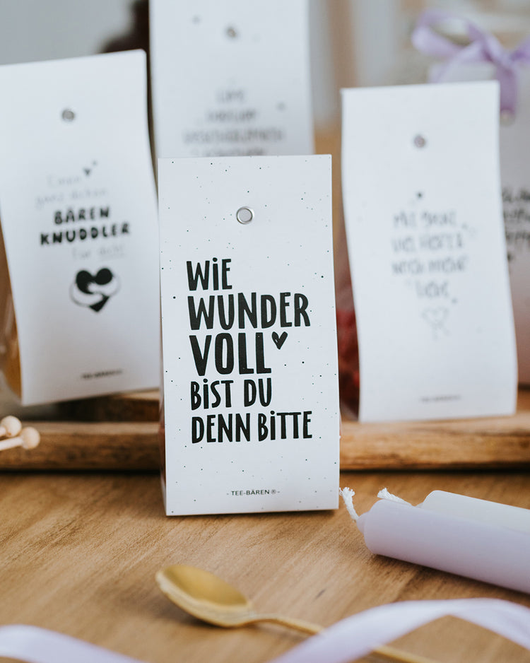Vier Teebären-Motive nebeneinander, Wie wundervoll mittig – jede Banderole mit eigener Botschaft.