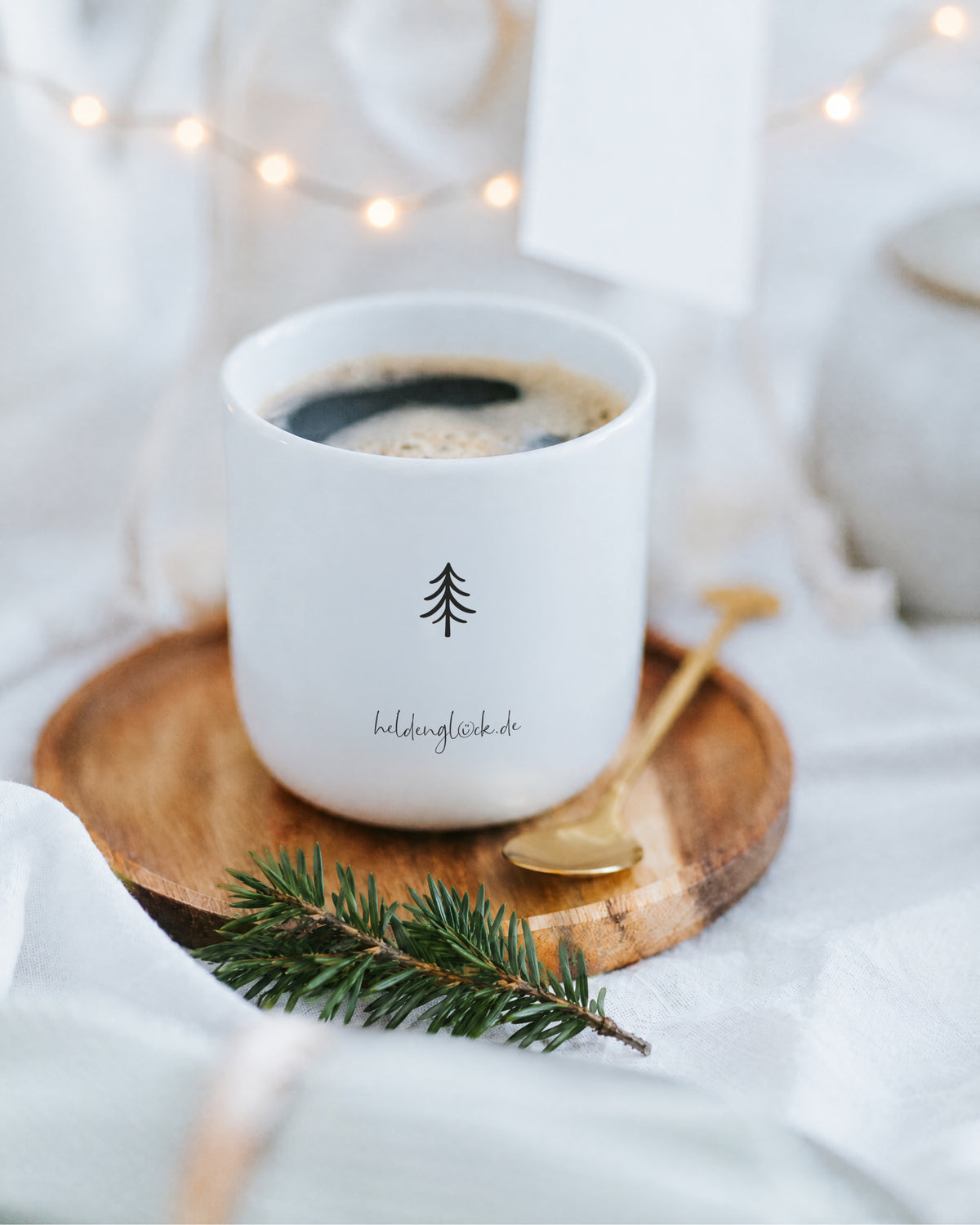 Porzellanbecher mit Kaffee von oben, Rückseite mit kleinem Tannenbaum – 250 ml.