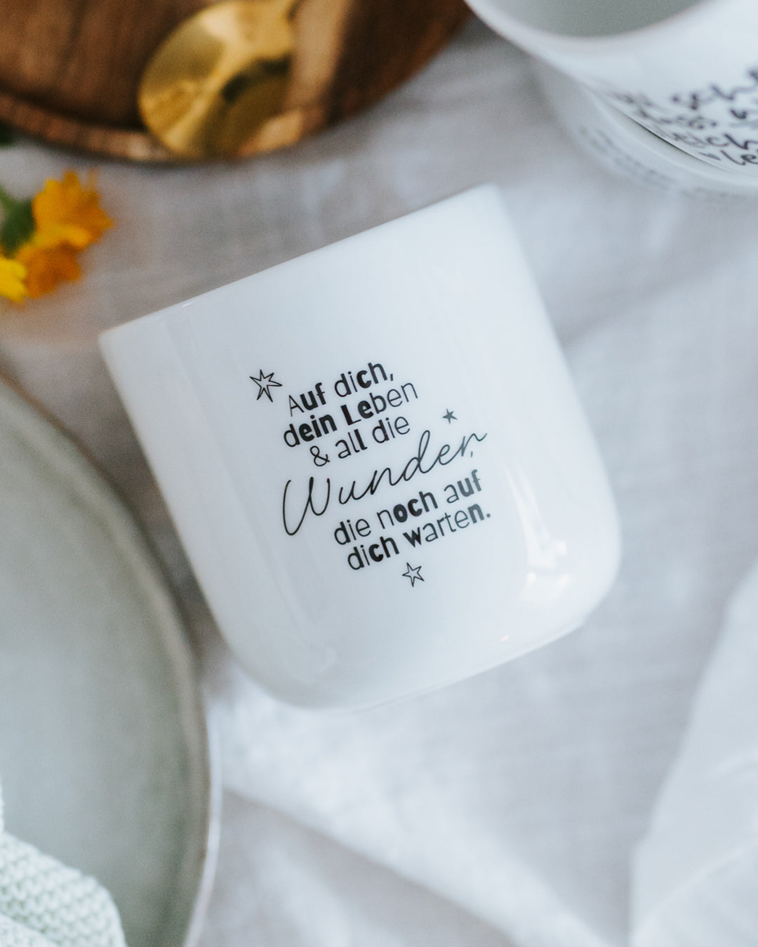 Porzellanbecher „Auf dich, dein Leben & all die Wunder“ in Weiß – minimalistisches, zeitloses Design.