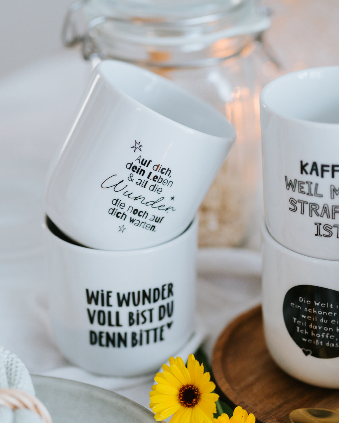 Gestapelte Porzellanbecher, „Wunder“ vorne – hochwertiges Porzellan, angenehm griffig.