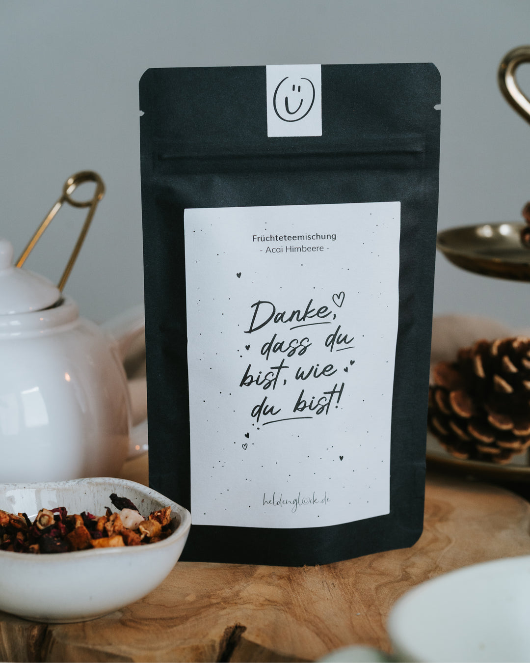 Früchtetee „Açaí Himbeere“ mit dem Spruch „Danke, dass du bist, wie du bist“ – fruchtig, herzlich und nachhaltig