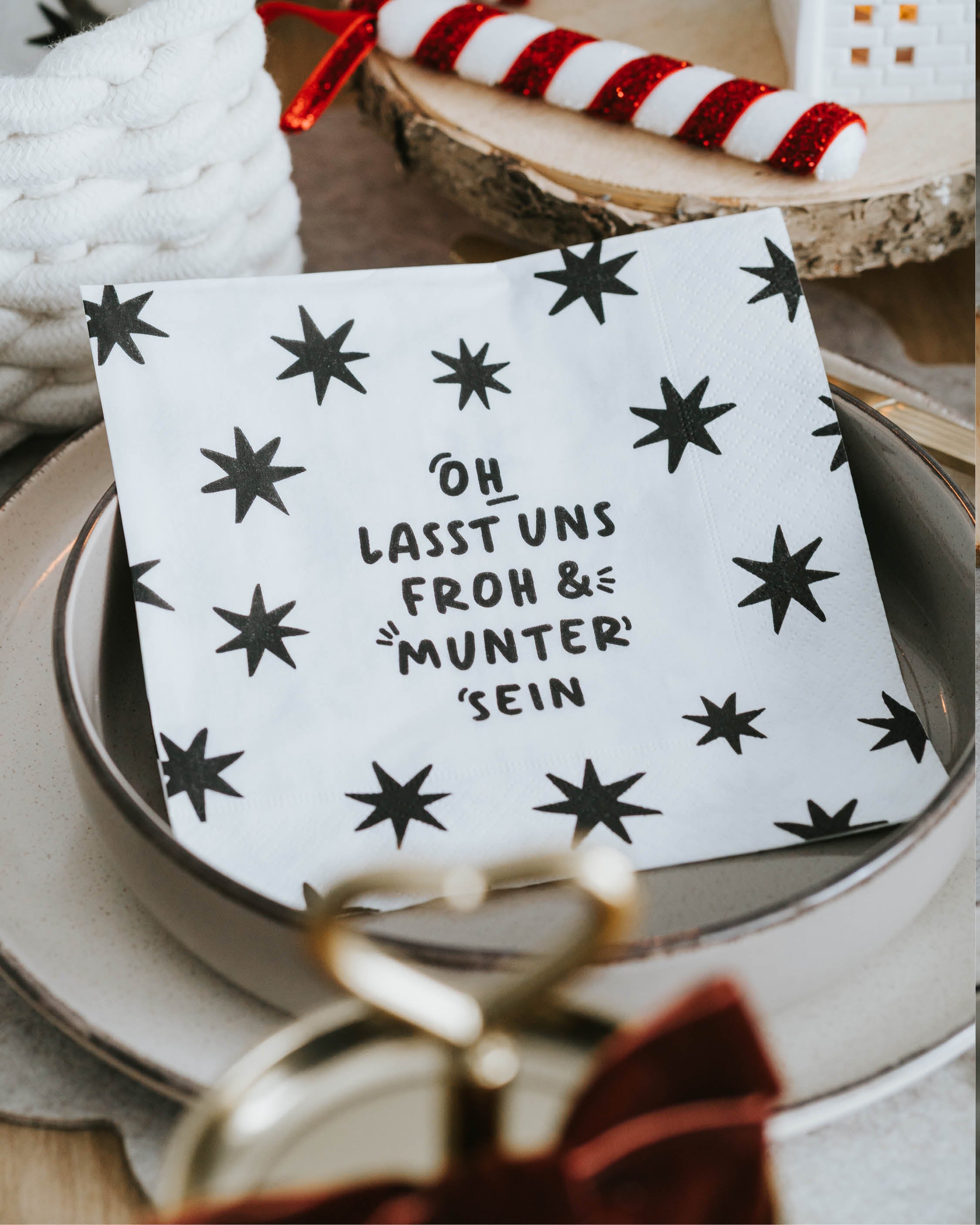 Weihnachtsserviette mit dem Spruch „Oh lasst uns froh & munter sein“ – modern und festlich.