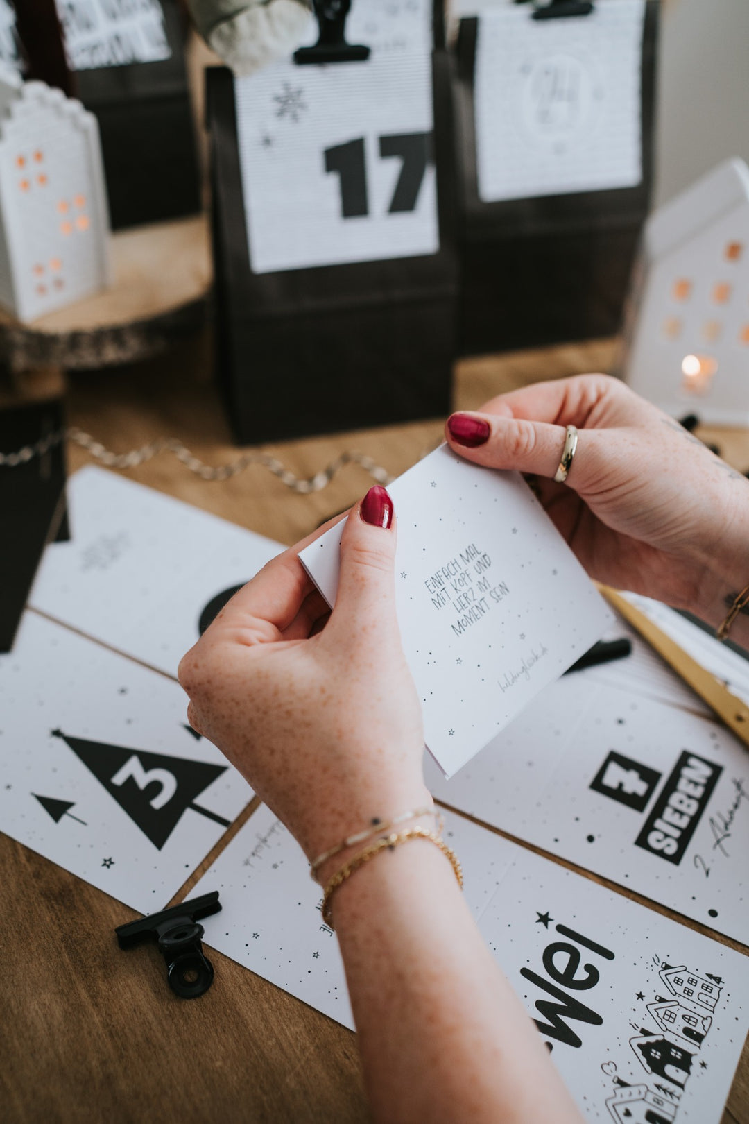 Adventskalender-Komplettset mit Tütchen, Spruchkärtchen, Klammern und Gutschein zum Selbstbefüllen