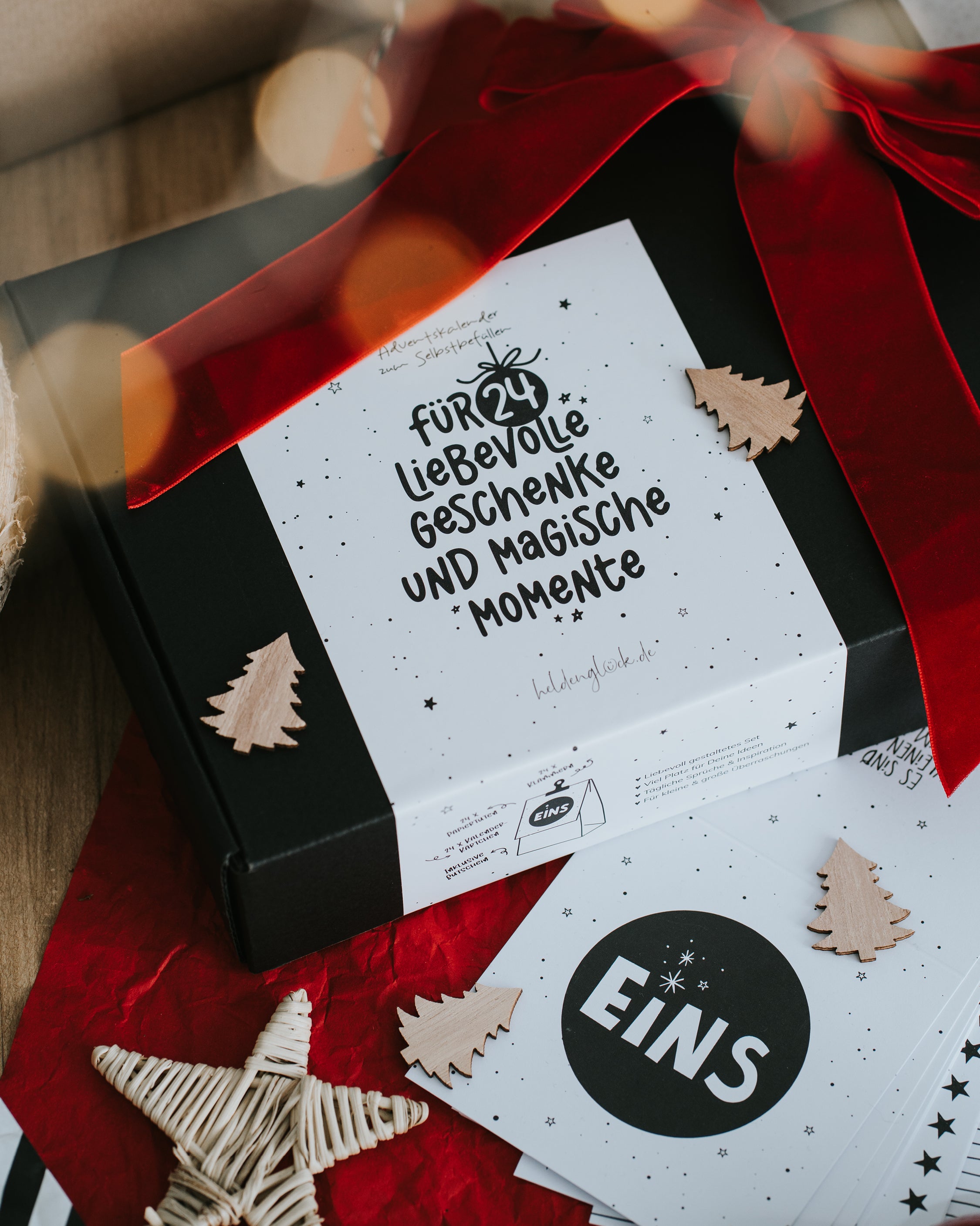 Adventskalender mit täglichen Sprüchen, liebevollem Design und Platz für deine Ideen.