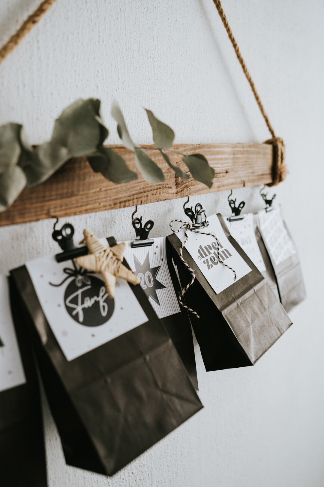 Fertig dekorierter Adventskalender zum Verschenken oder Selbstfreuen – voller kleiner Überraschungen
