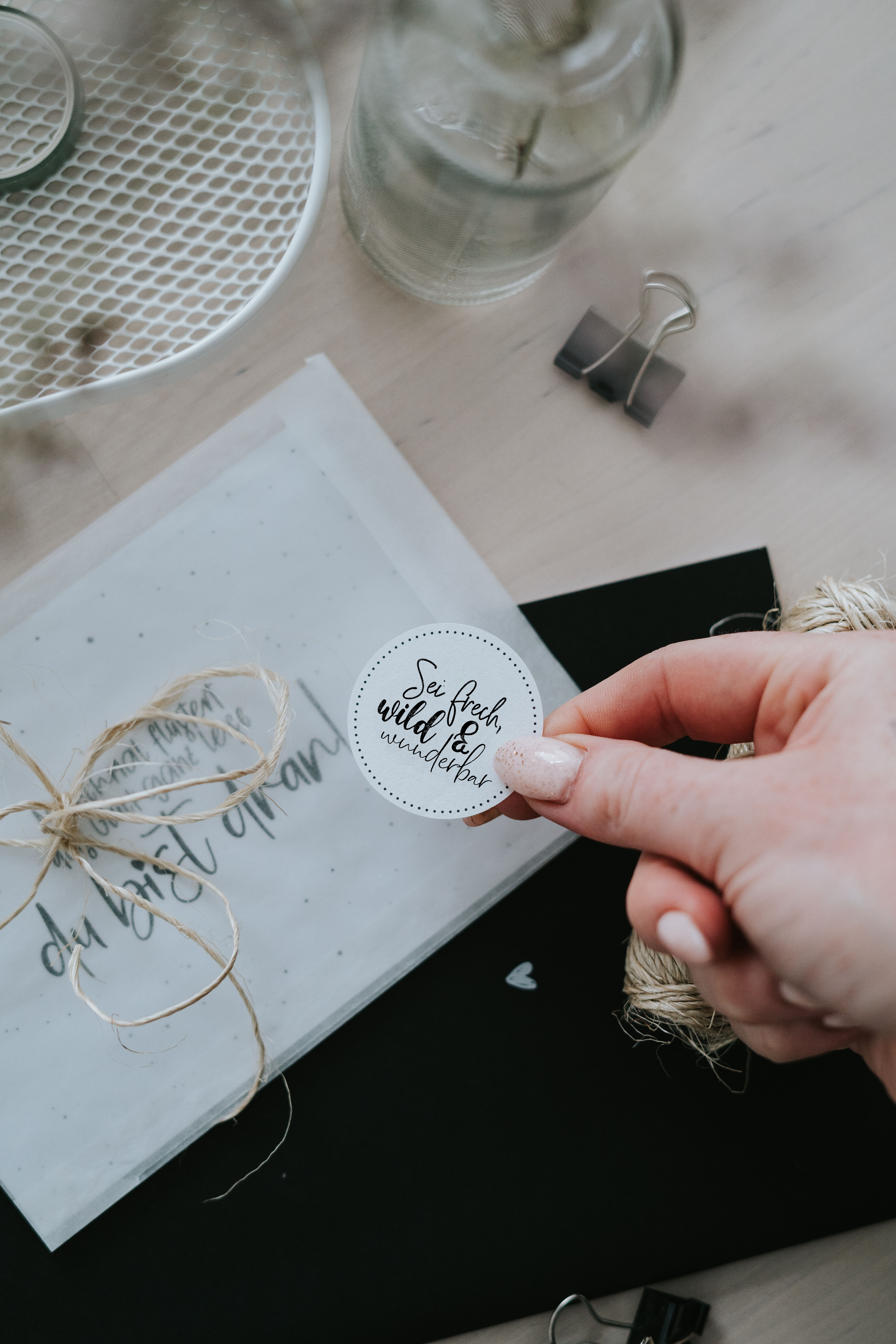 Runder Aufkleber mit dem Spruch „sei wild, frech & wunderbar“ – liebevolles Statement für Alltag & Geschenkideen.