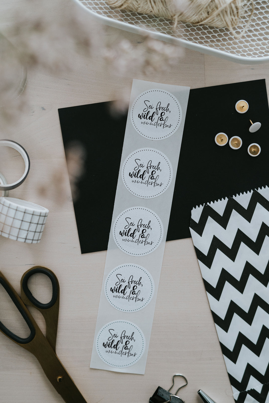 Inspirierender Aufkleber in Schwarz-Weiß – ein kraftvolles Detail für Lieblingsmenschen und starke Frauen.