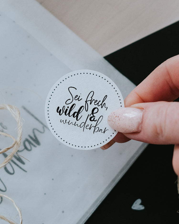 Sticker mit mutmachender Botschaft in modernem Design – perfekt für Notizbücher, Geschenke oder als kleiner Reminder.