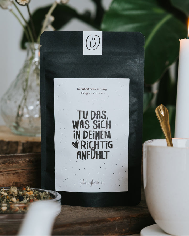 Kräutertee „Bergtee Zitrone“ mit dem Spruch „Tu das, was sich in deinem Herz richtig anfühlt“ – belebend, achtsam und wohltuend