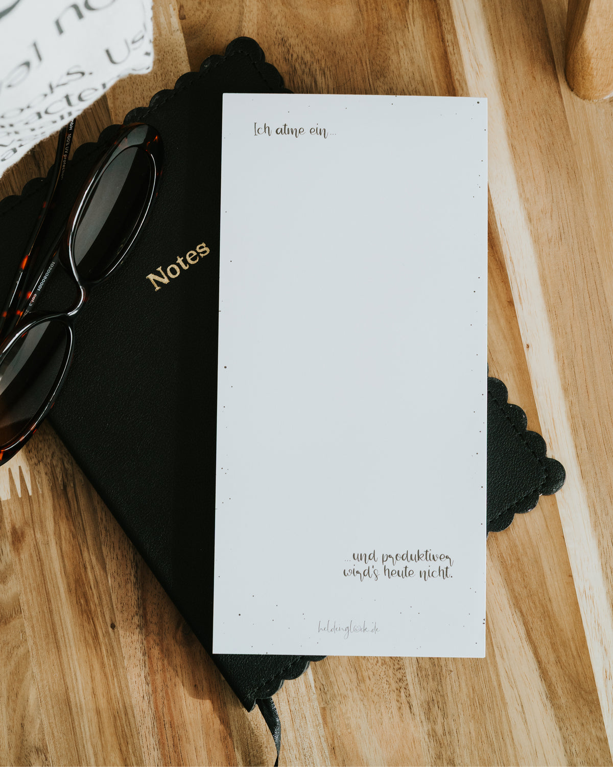 Ein besonderes Geschenk für die Freundin, das durch das dicke Papier besticht und den Mental Load im Alltag charmant senkt.