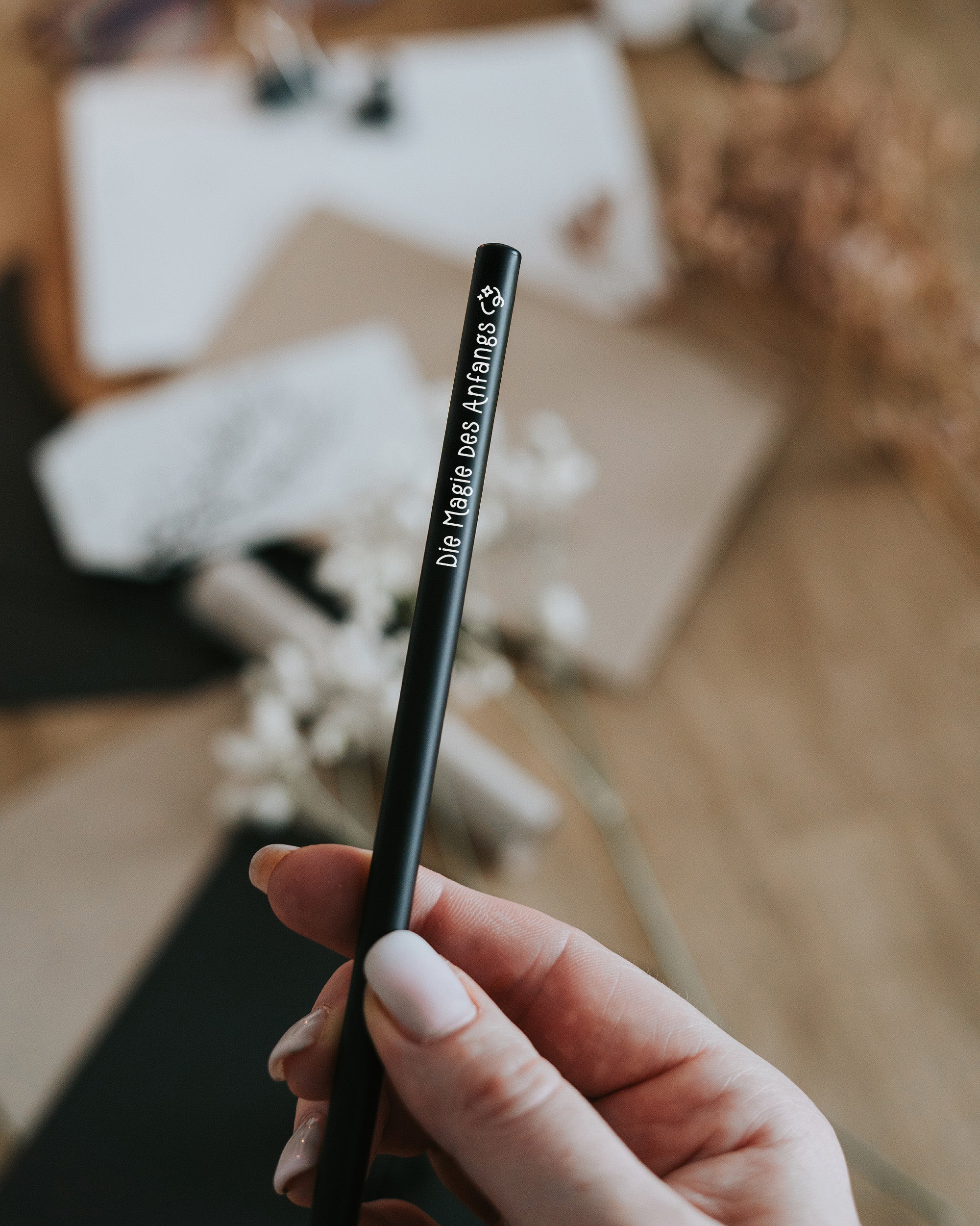 Bleistift „Die Magie des Anfangs“ mit silberner Prägung – stilvoller Begleiter für neue Kapitel und frische Ideen
