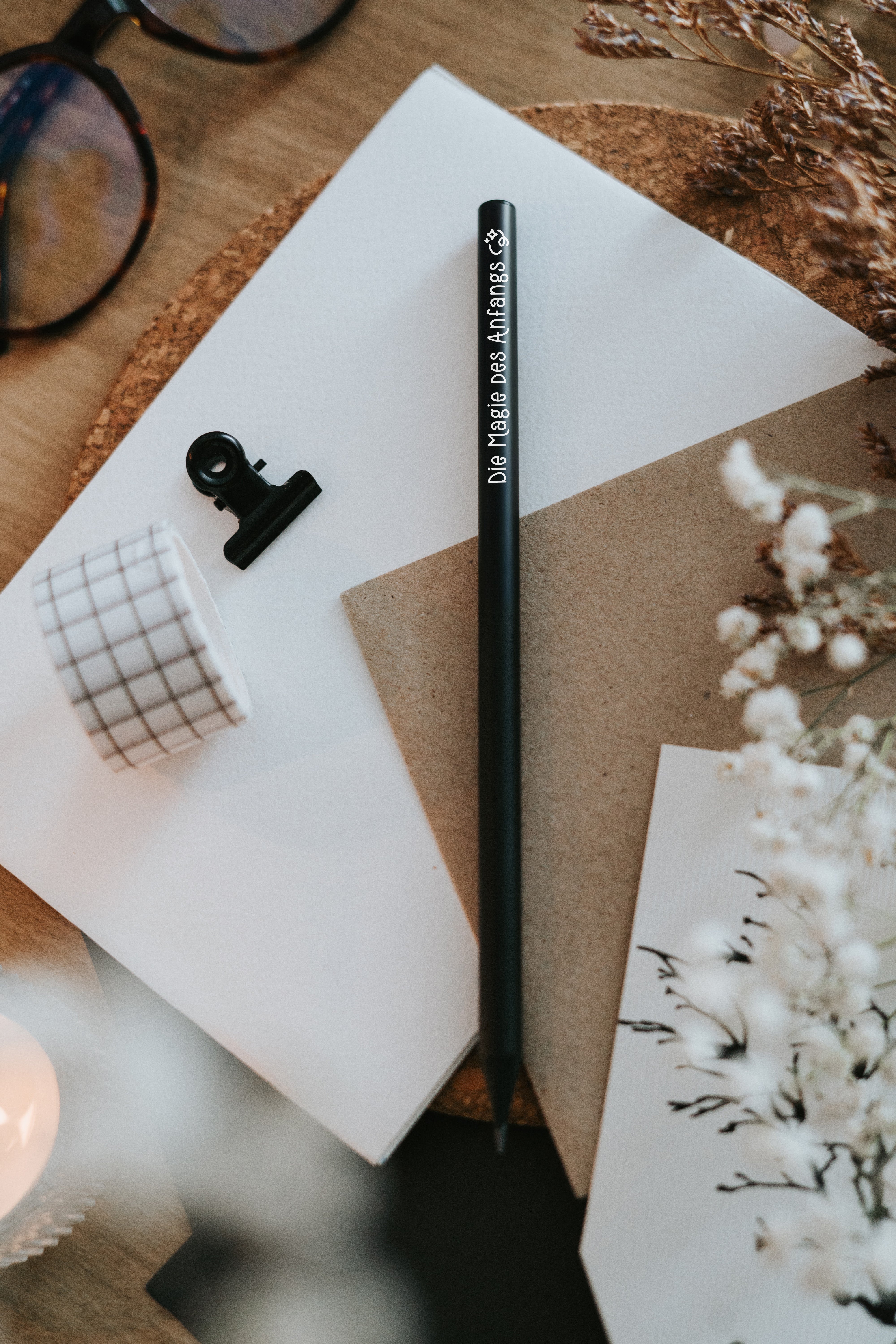 Mattschwarzer Bleistift mit silberner Schrift – elegantes, nachhaltiges Schreibtisch-Accessoire mit Bedeutung