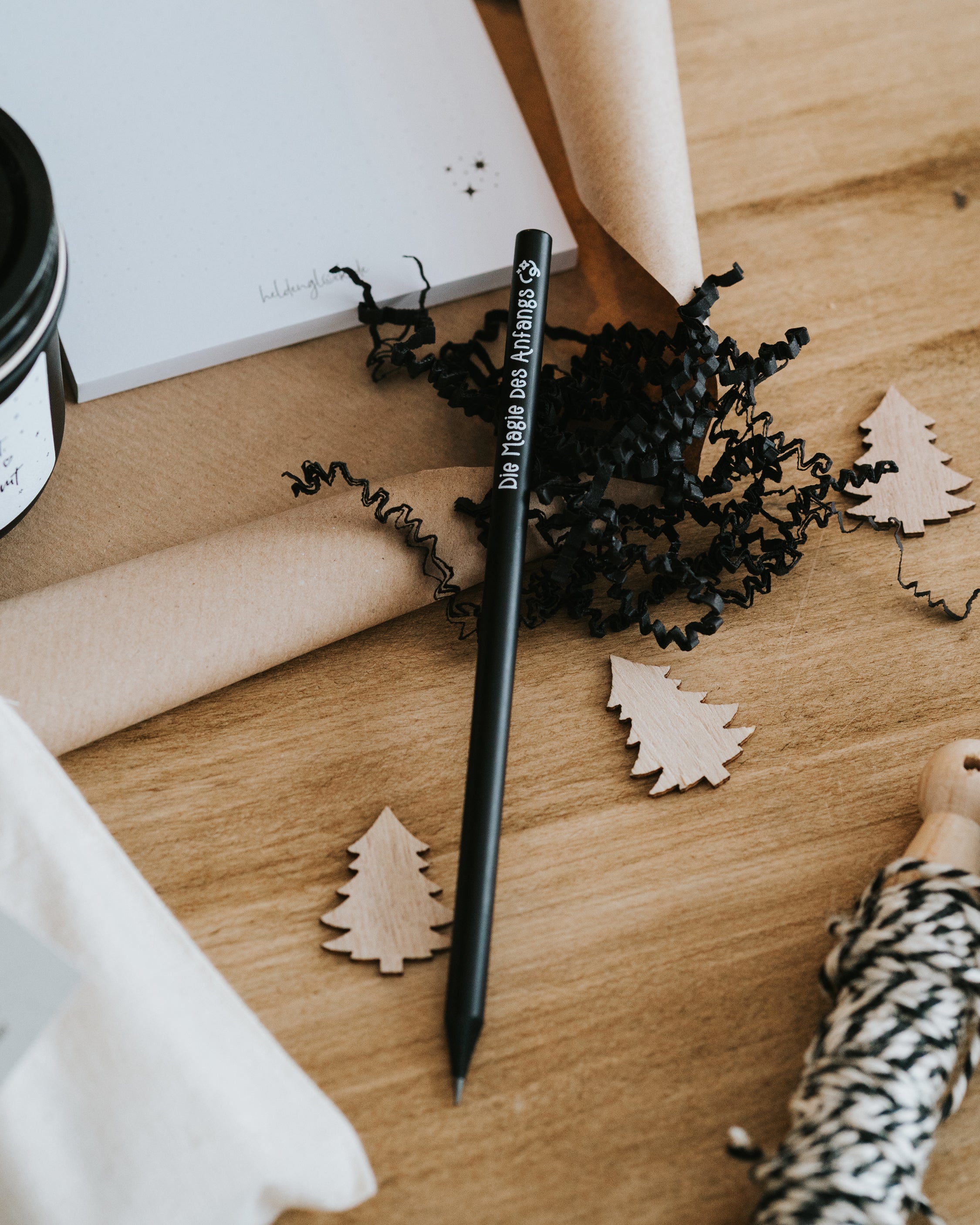 Bleistift „Die Magie des Anfangs“ mit silberner Prägung – stilvolles, nachhaltiges Schreibaccessoire für Neuanfänge und kreative Ideen