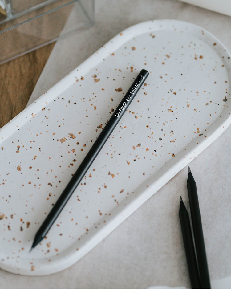 Schwarzer Bleistift mit motivierender Botschaft – ideal für kreative Köpfe und kleine Neustarts