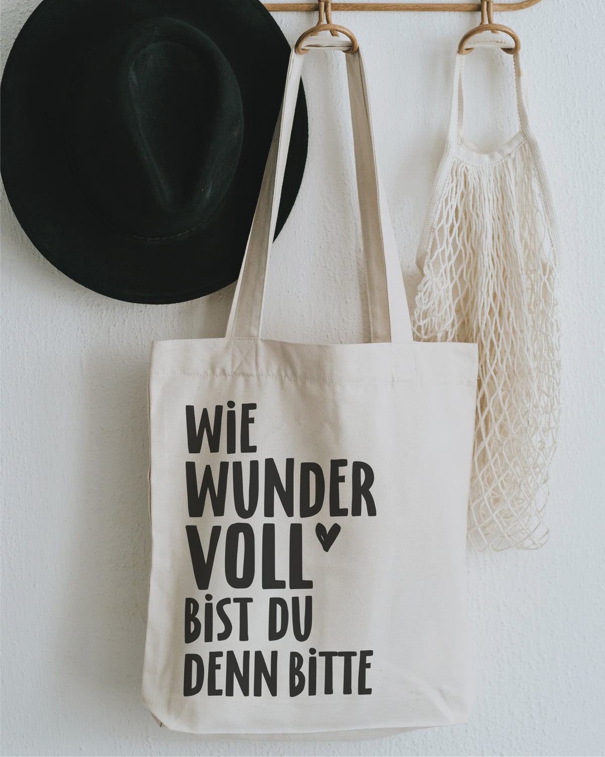 Stofftasche natur an der Garderobe mit Hut – „Wie wundervoll bist du denn bitte“.