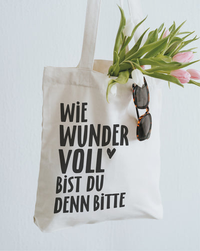 Canvas-Tasche natur mit Tulpen und Sonnenbrille, Schriftzug gut lesbar.