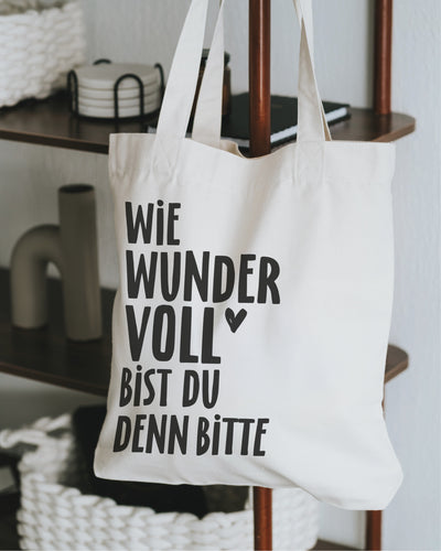 Stofftasche natur frontal: „Wie wundervoll bist du denn bitte“ – stilvolles Schwarz-Weiß-Design.