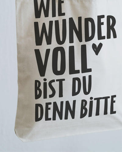 Nahaufnahme des Drucks „Wie wundervoll bist du denn bitte“ auf dem Canvas-Stoffbeutel.