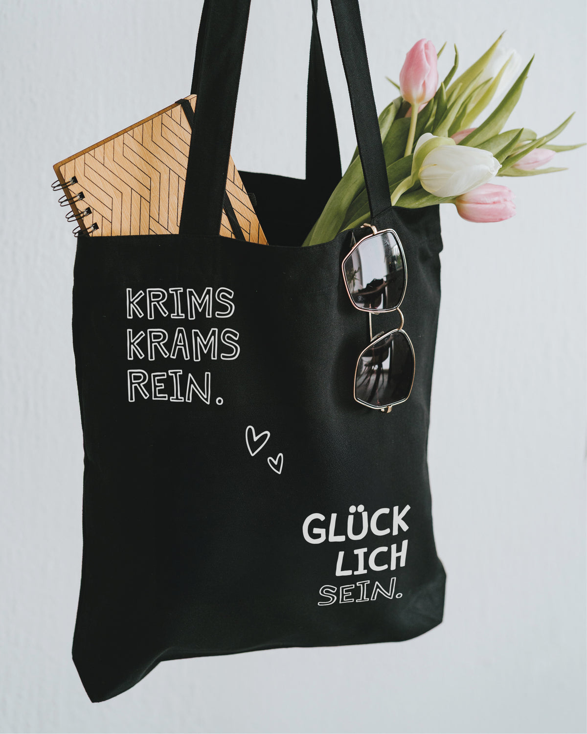 Canvas-Tasche schwarz mit Sonnenbrille und Tulpen – „Krims Krams rein. Glücklich sein.“
