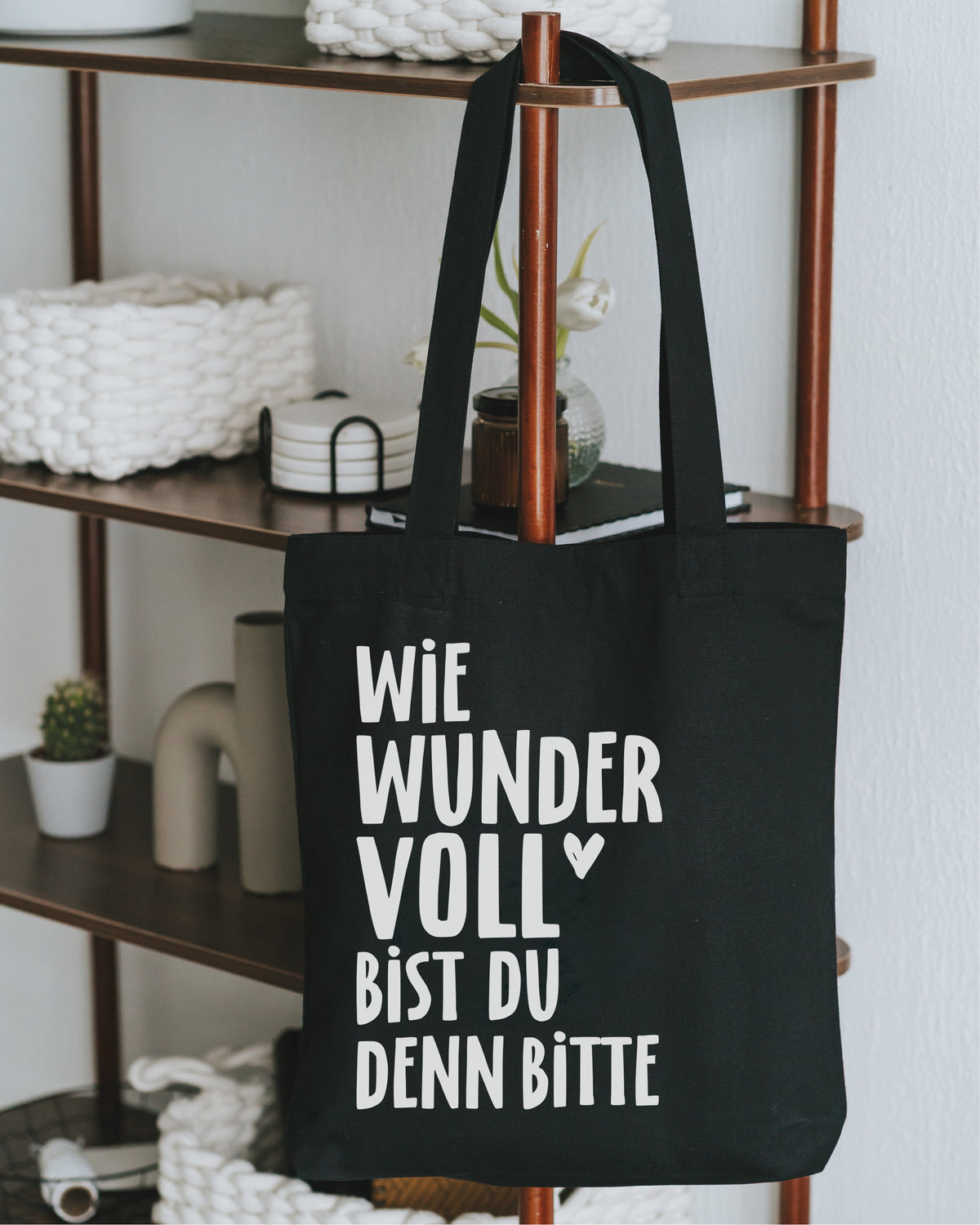 Canvas-Tasche schwarz am Holzregal: „Wie wundervoll bist du denn bitte“.