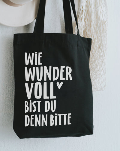 Stofftasche schwarz frontal, Schriftzug groß – stilvolles Schwarz-Weiß-Design.