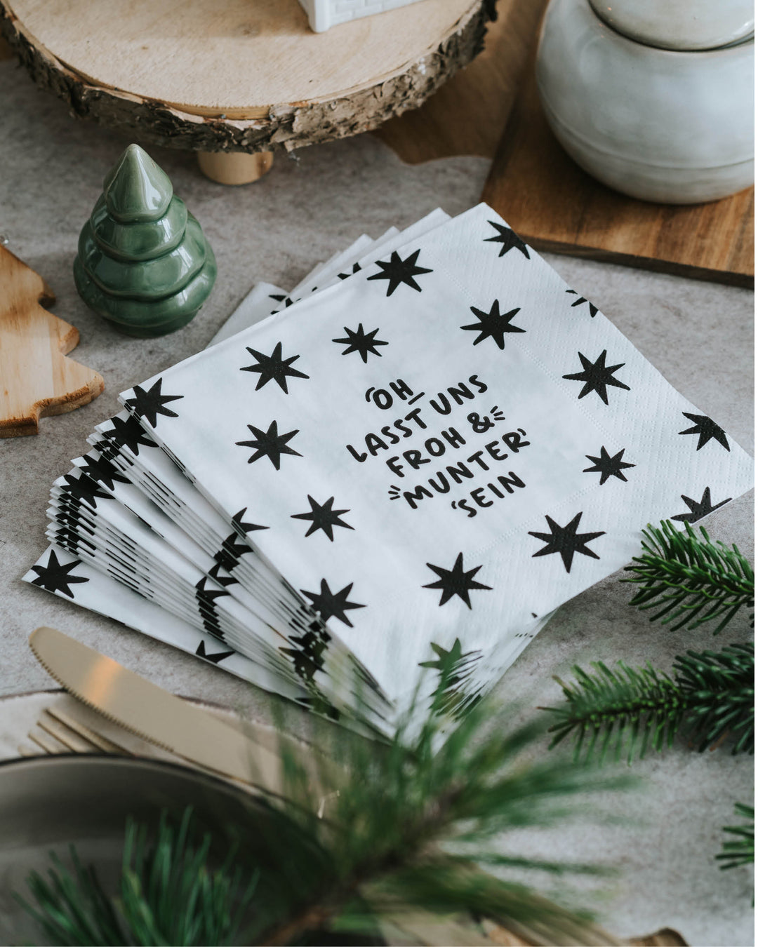 Stilvolle Weihnachtsserviette mit Sternen und Spruch im Schwarz-Weiß-Design – ein echter Blickfang.