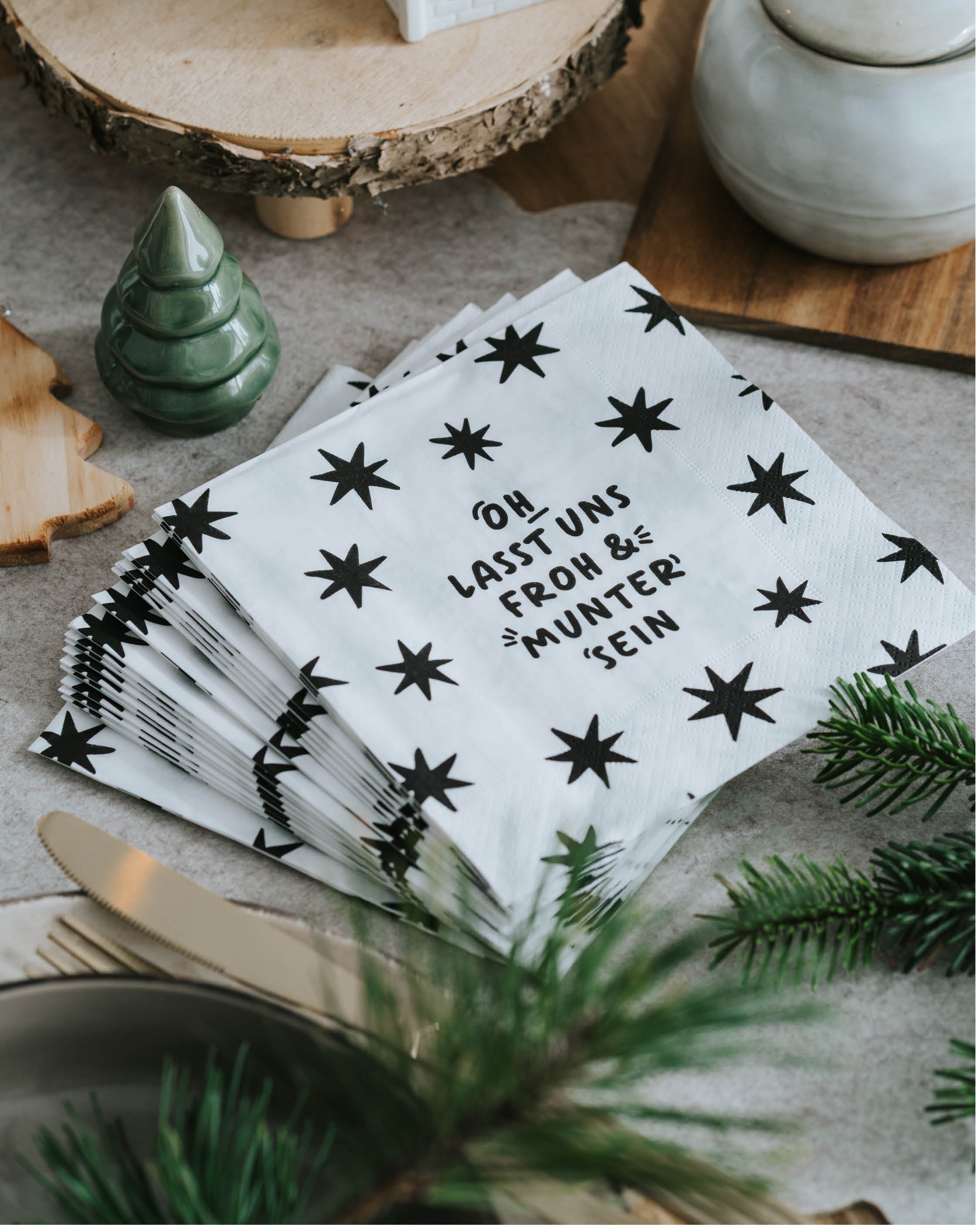 Stilvolle Weihnachtsserviette mit Sternen und Spruch im Schwarz-Weiß-Design – ein echter Blickfang.
