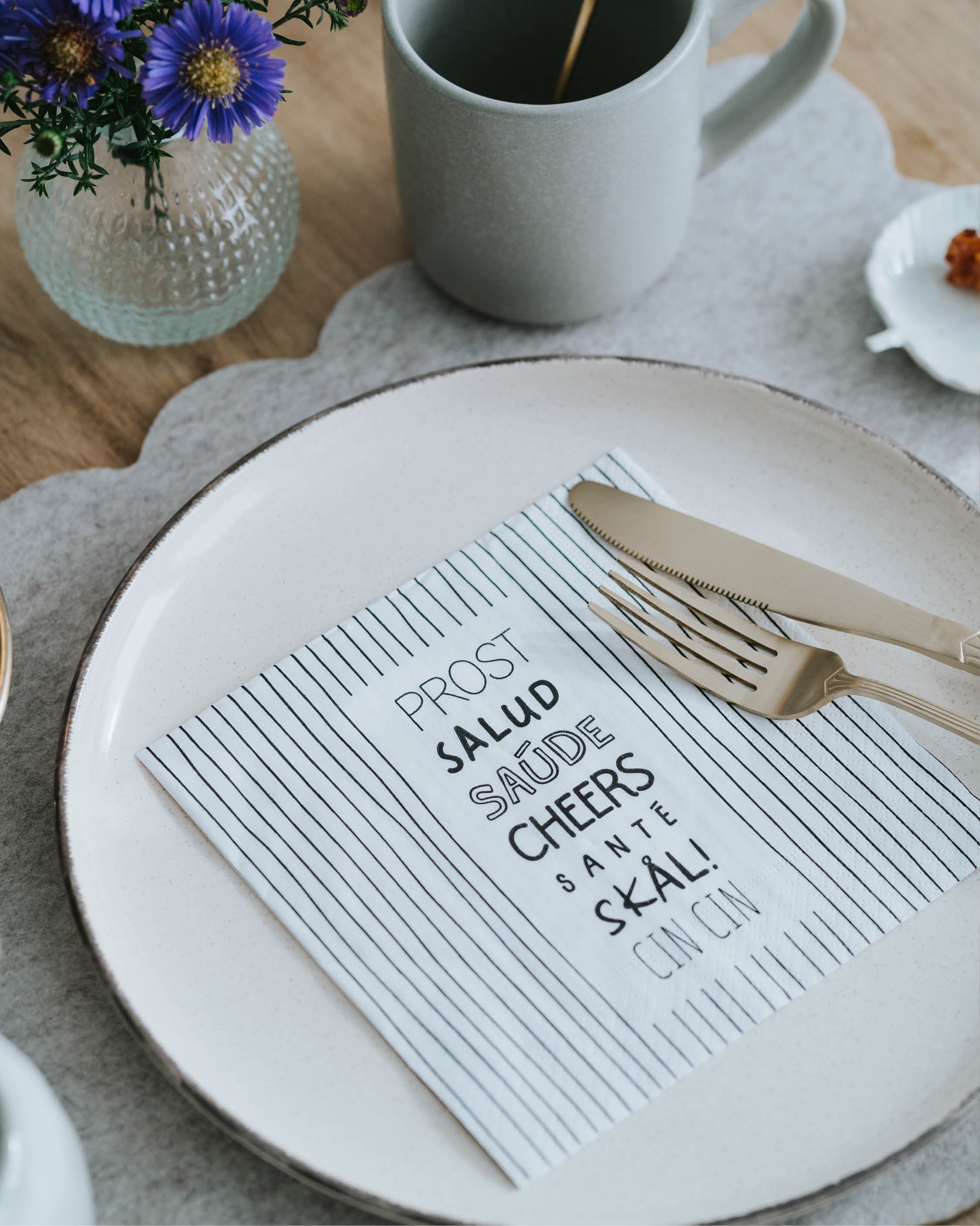 Serviette mit sieben internationalen Trinksprüchen – perfekt für festliche Abende mit Stil.