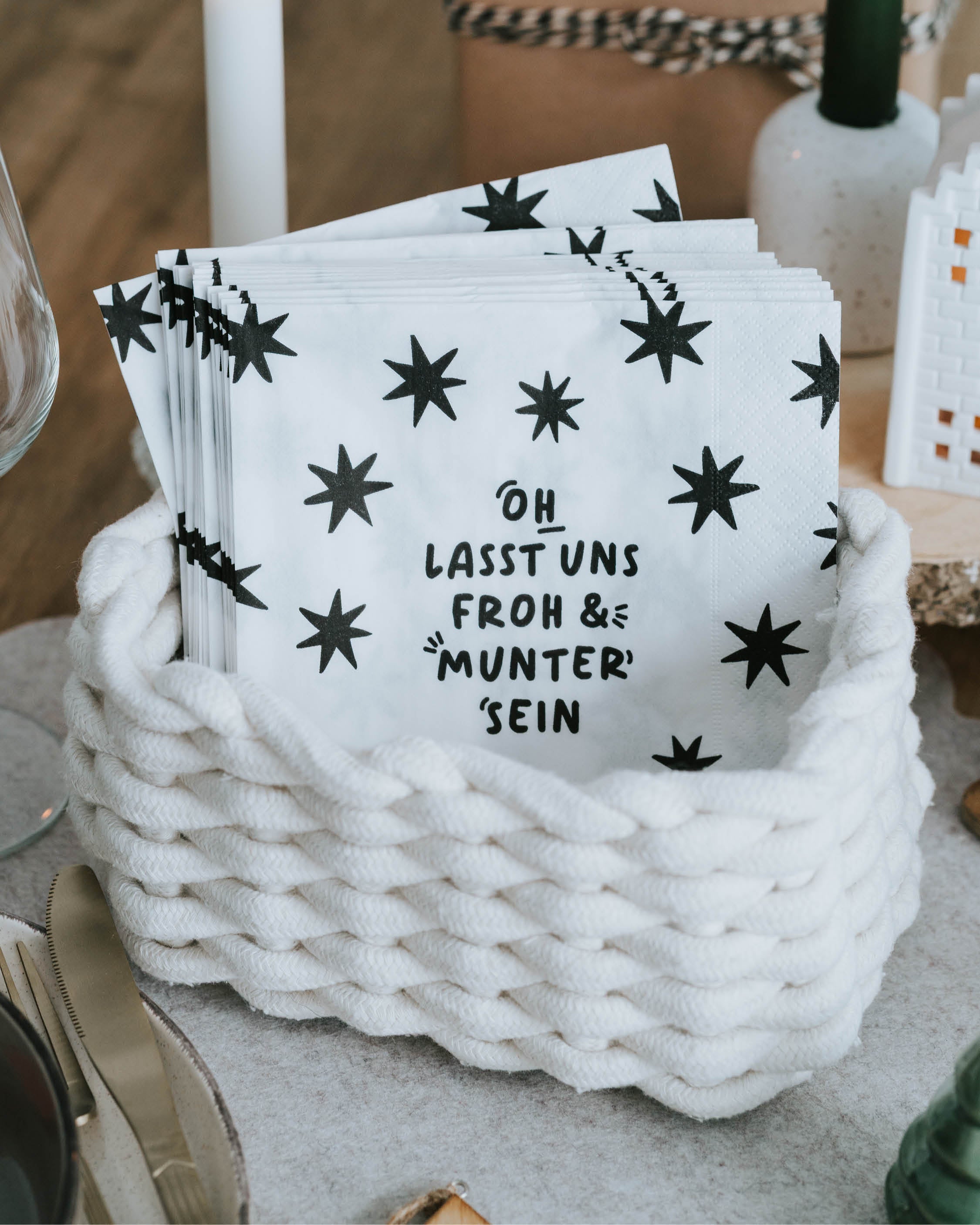 Minimalistische Serviette mit weihnachtlichem Spruch – ideal als elegante Tischdeko im Advent.