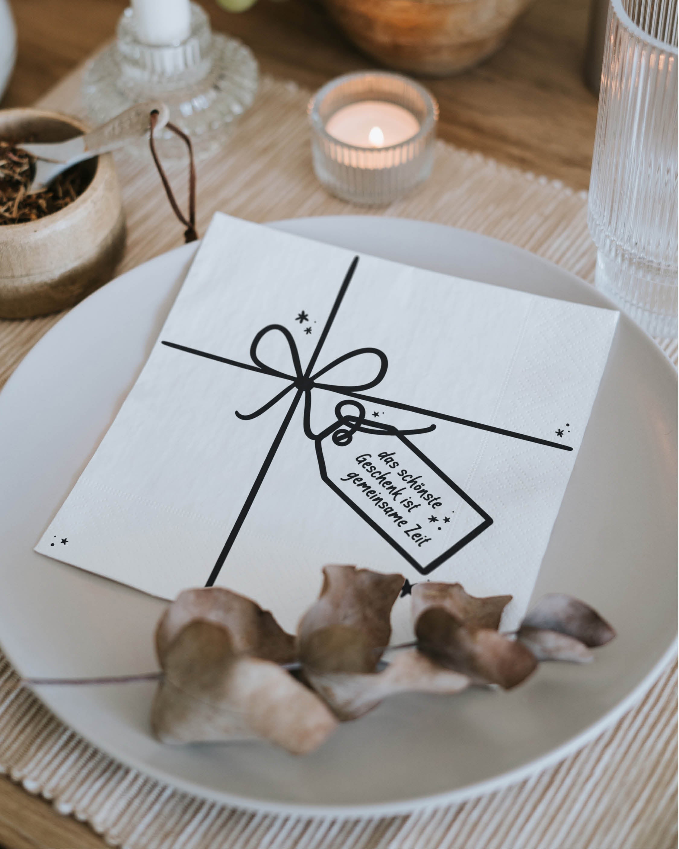 Festliche Serviette im Geschenk-Look mit liebevollem Spruch – perfekt für den Weihnachtstisch.