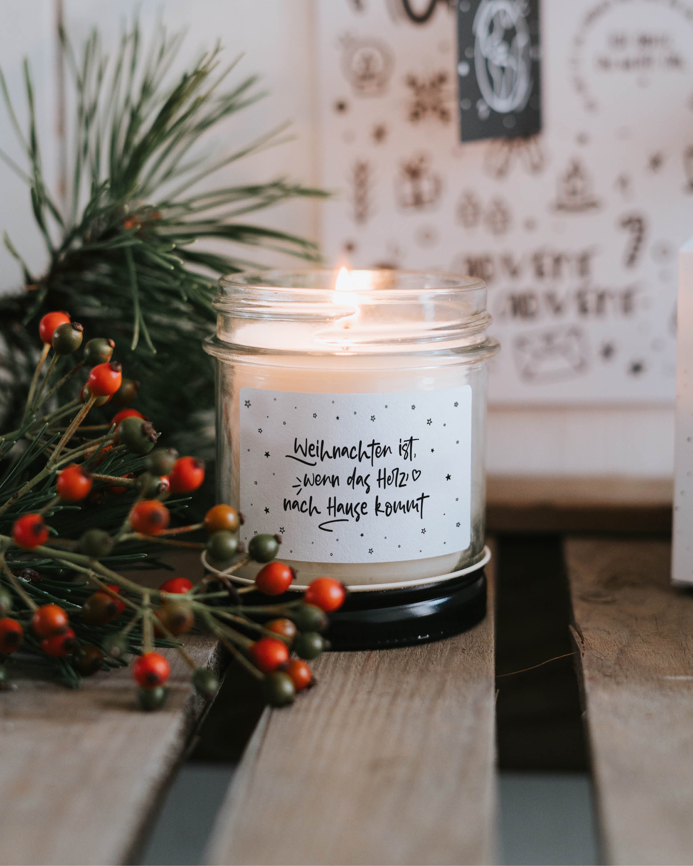 Stilvolle Weihnachtskerze mit klarer Formensprache und bedeutungsvollem Etikett.