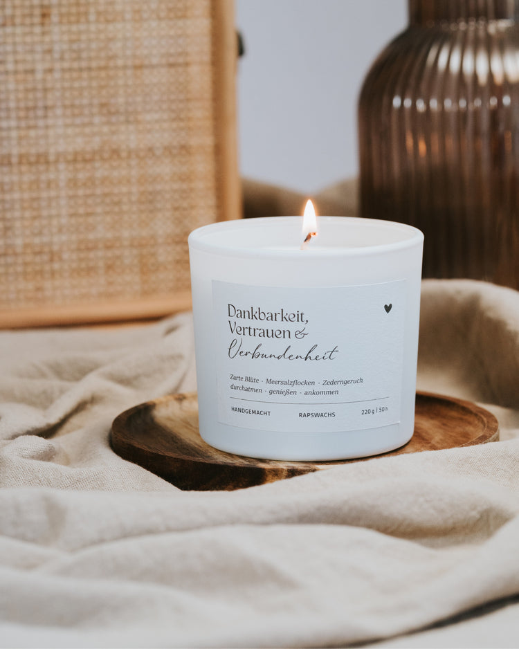 Duftkerze mit sanftem Blütenduft und warmem Holzton – ideal für gemütliche Abende