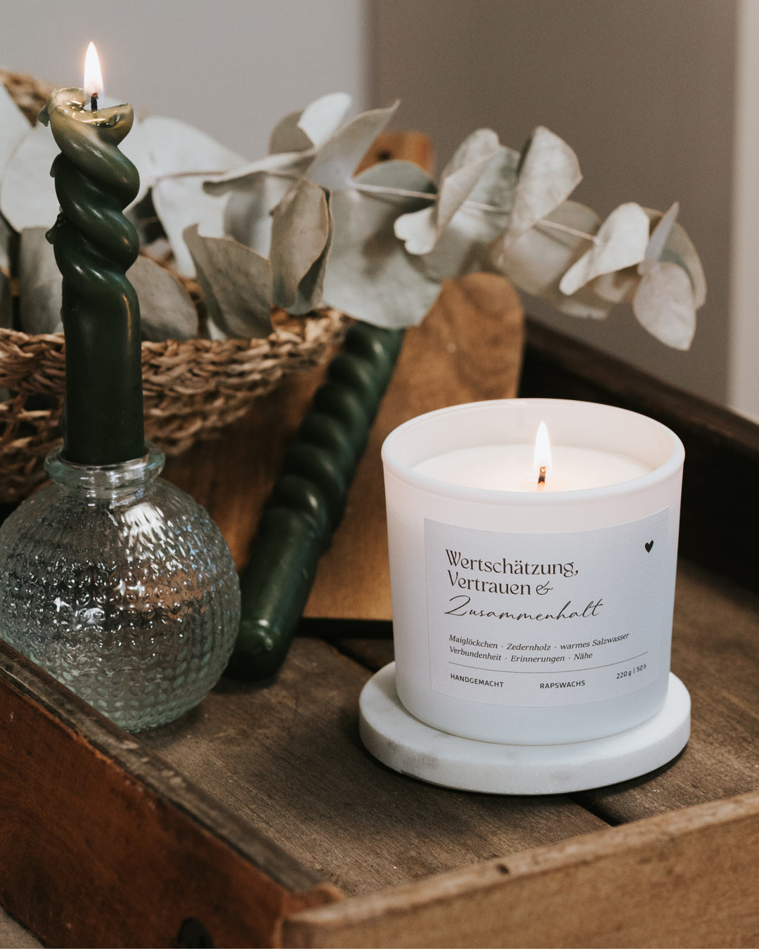 Duftkerze mit Maiglöckchen und Zedernholz – schafft Geborgenheit und Ruhe