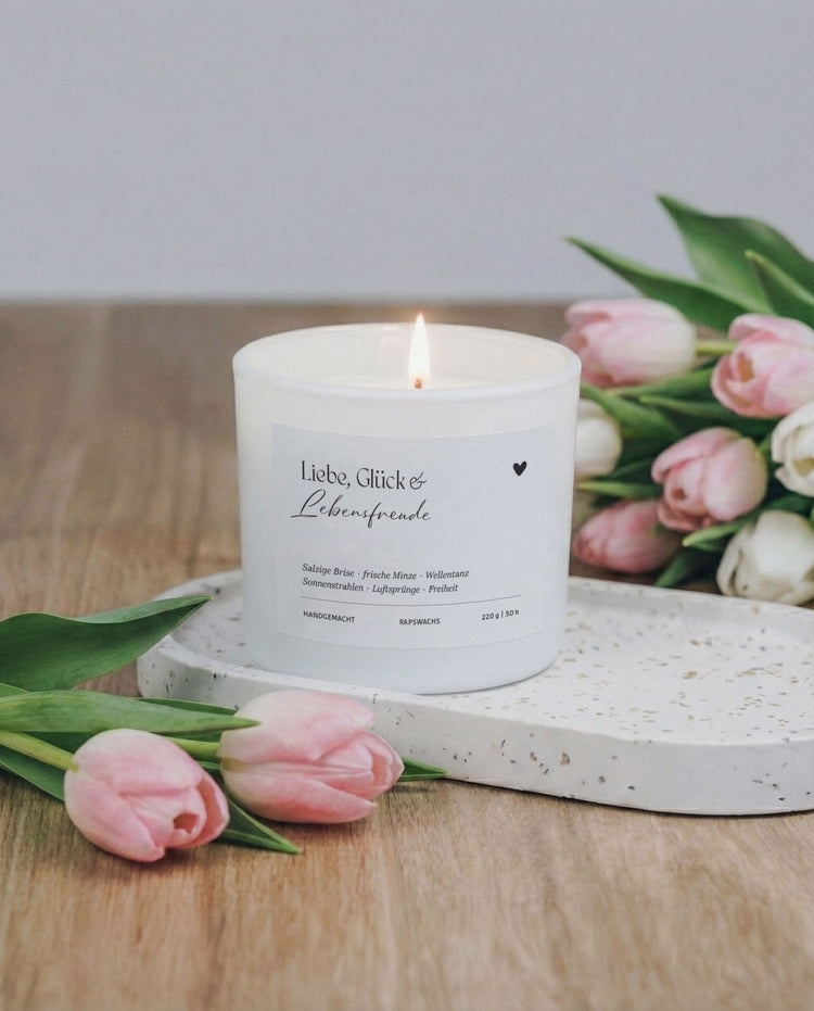 Duftkerze mit salziger Brise und frischer Minze – erinnert an Freiheit und Sonne