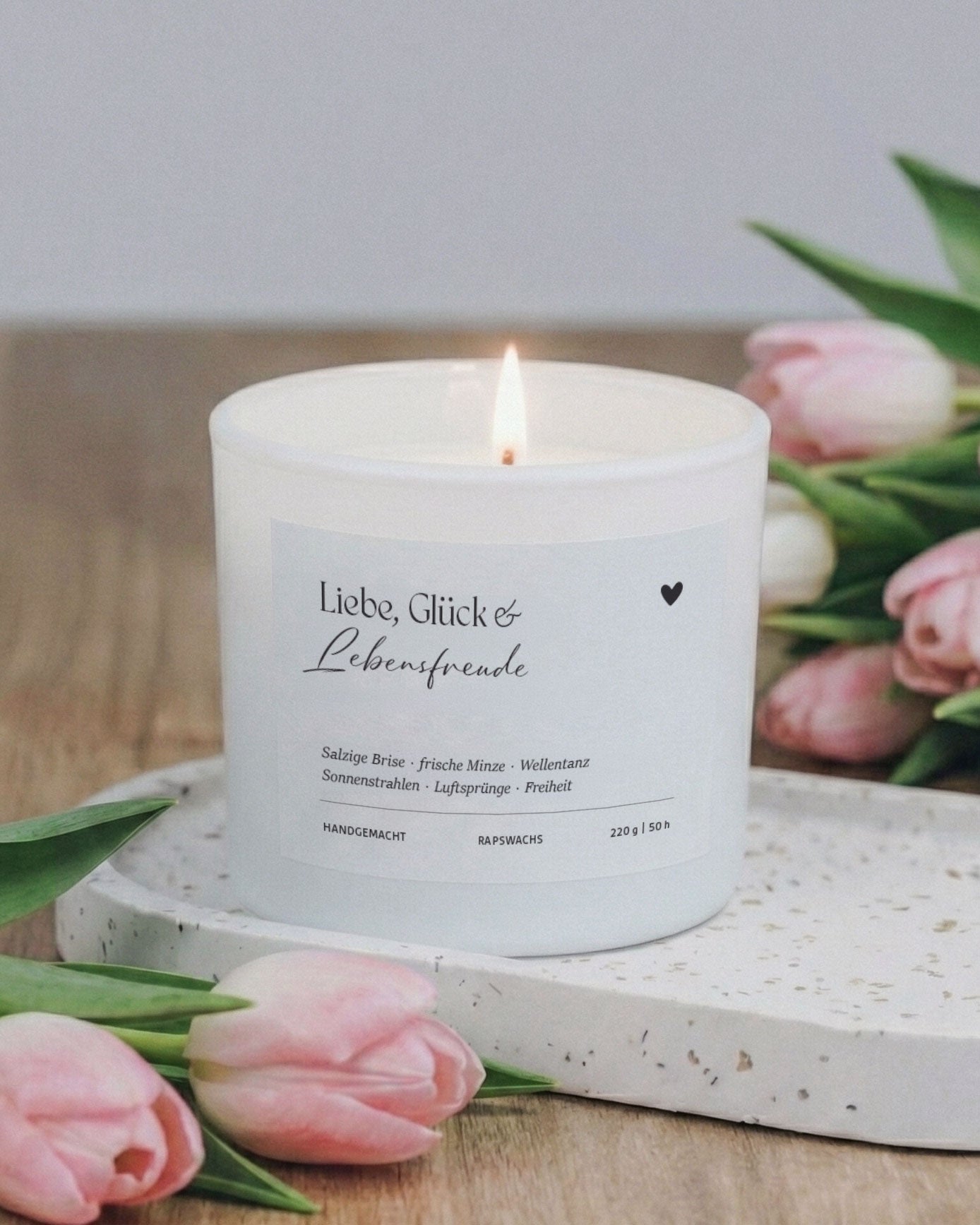 Duftkerze mit salziger Brise und frischer Minze – erinnert an Freiheit und Sonne