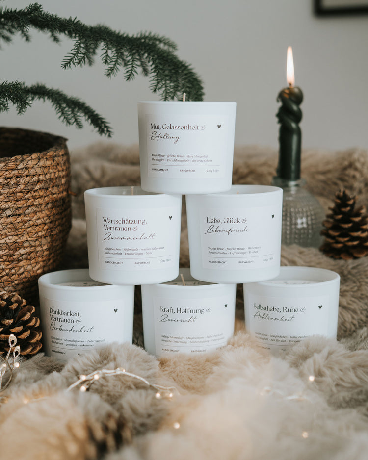 Kollektion aller Heldenglück Duftkerzen – ein Duft, sechs Werte für Licht, Wärme und persönliche Momente