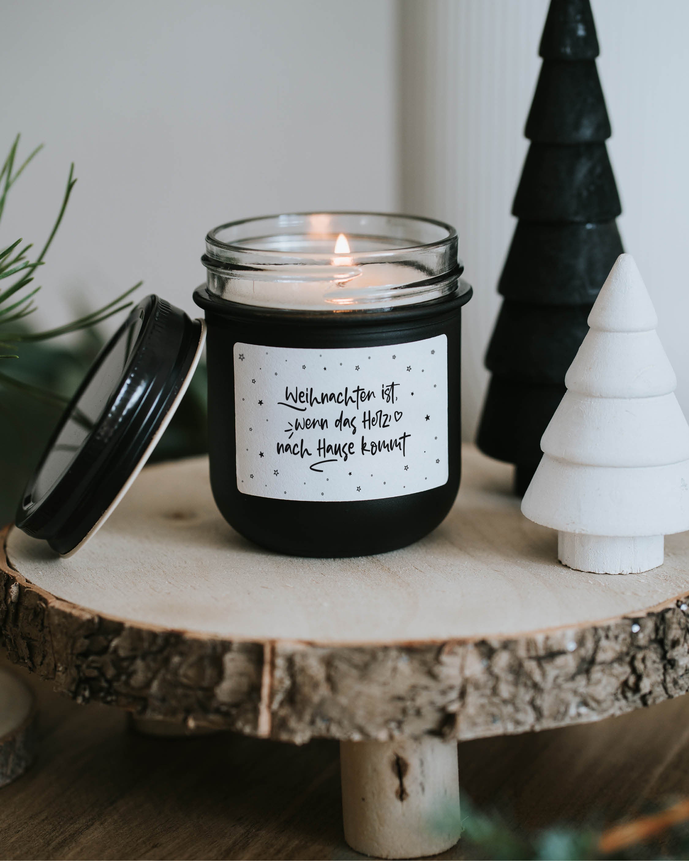 Ein Community-Favorit: Kerze mit ruhigem Licht und liebevollem Weihnachtsspruch.