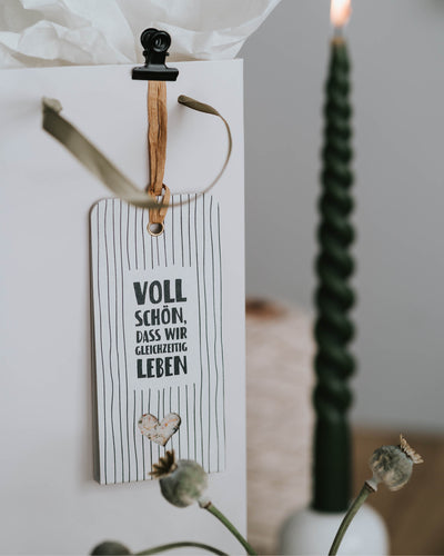 Feines Blütensalz als kleines Geschenk, kombiniert mit emotionalem Spruchanhänger.