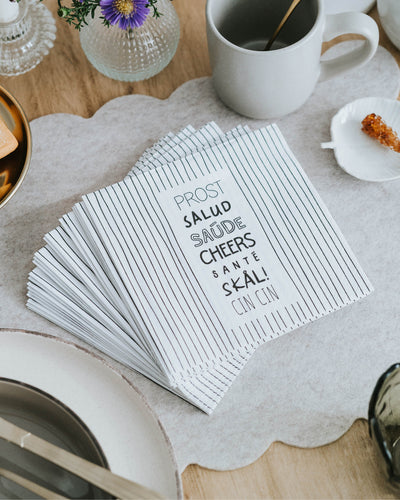 Schwarz-weiße Serviette mit feiner Typografie – ideal für Weihnachtsessen und Silvesterfeiern.