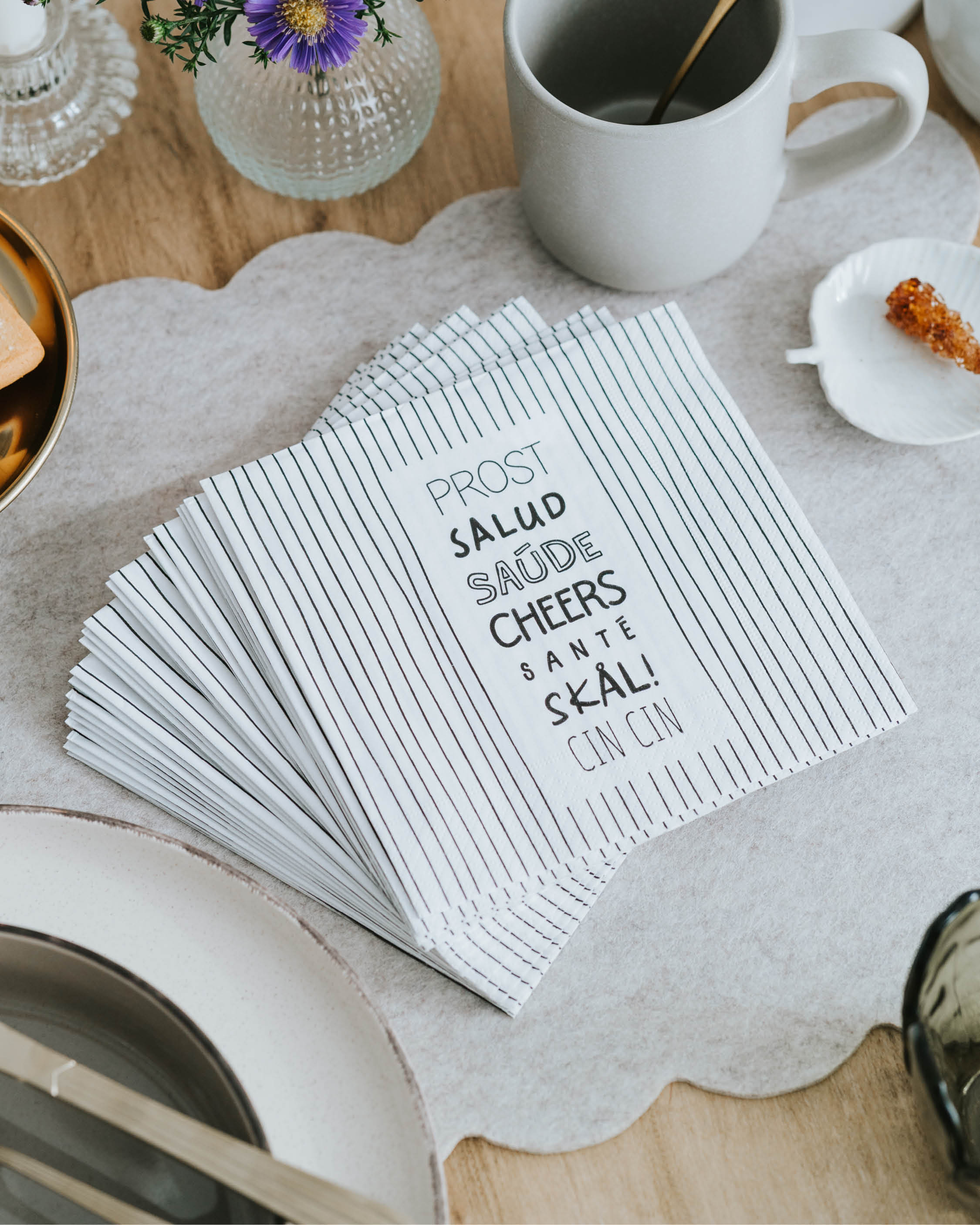 Schwarz-weiße Serviette mit feiner Typografie – ideal für Weihnachtsessen und Silvesterfeiern.