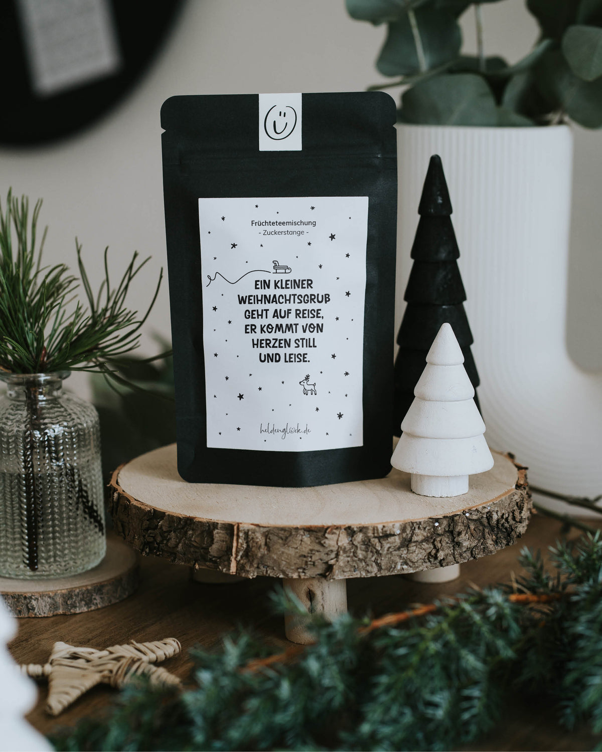 Winterlicher Tee mit Apfel, Pfefferminz und weihnachtlicher Fruchtnote