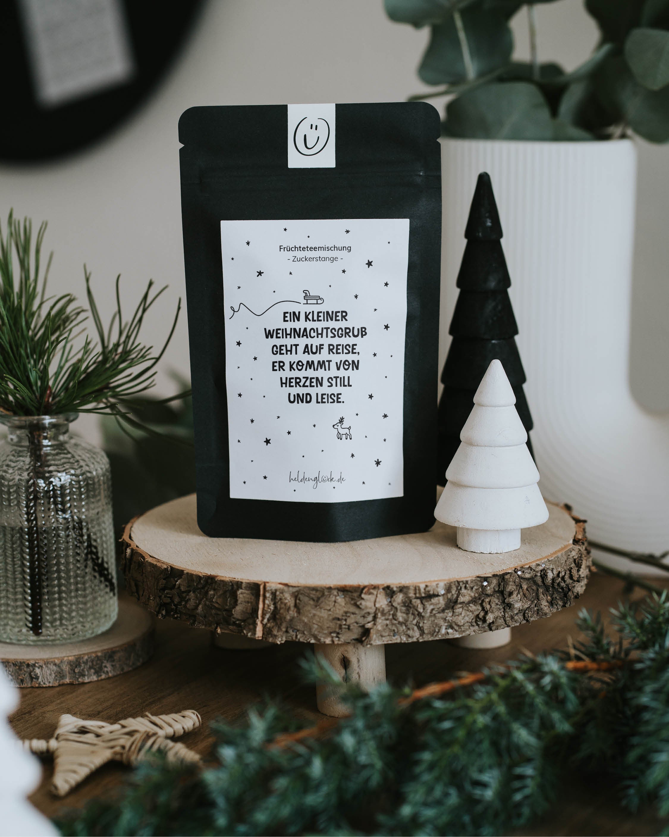Winterlicher Tee mit Apfel, Pfefferminz und weihnachtlicher Fruchtnote