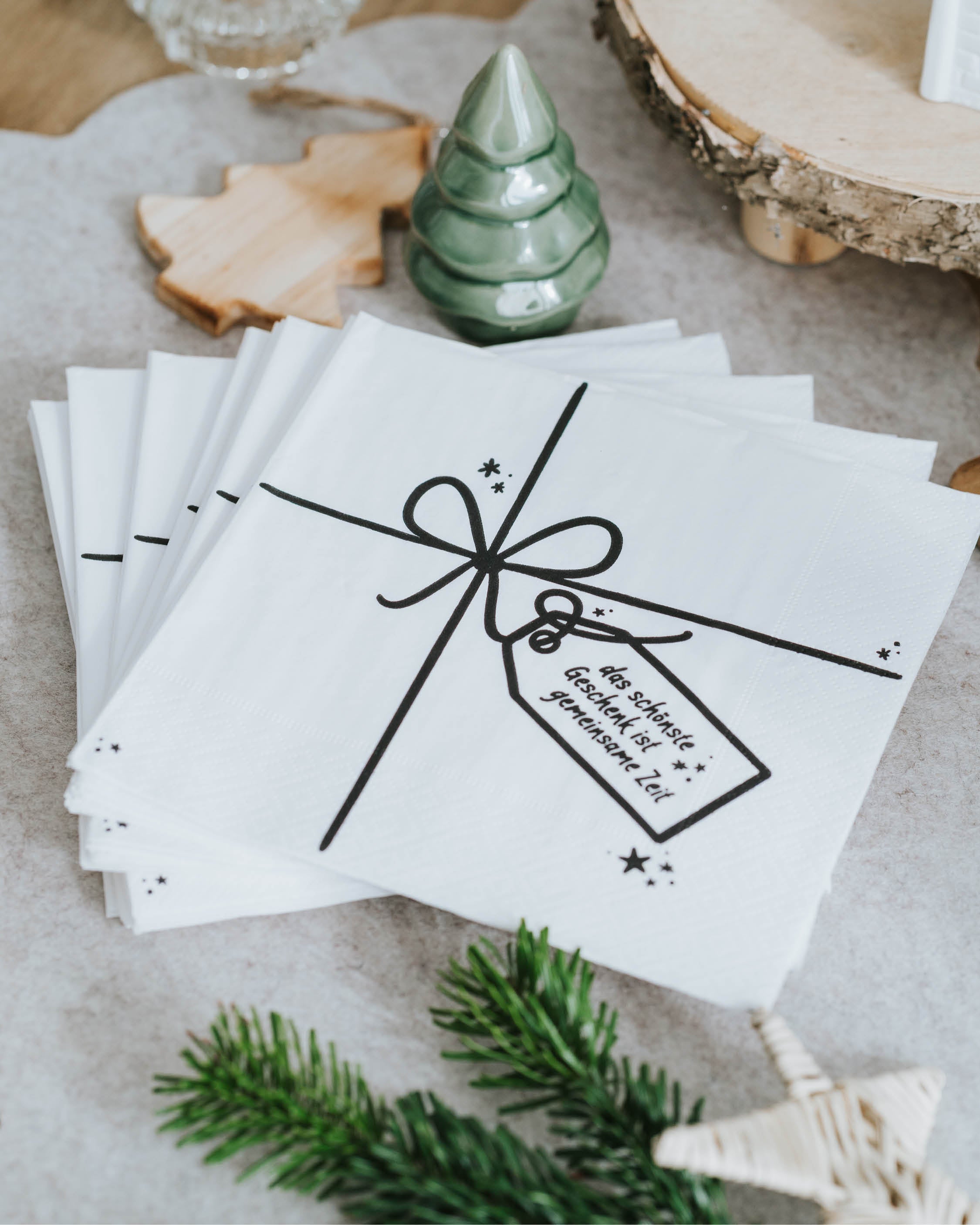 Schwarz-weiße Serviette mit Geschenkcharakter – ein stilles Statement voller Wertschätzung.