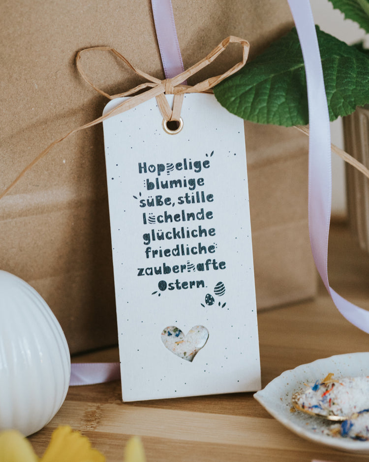 Geschenkanhänger „Hoppelige Ostern“ mit fröhlichem Osterspruch und Blütensalz