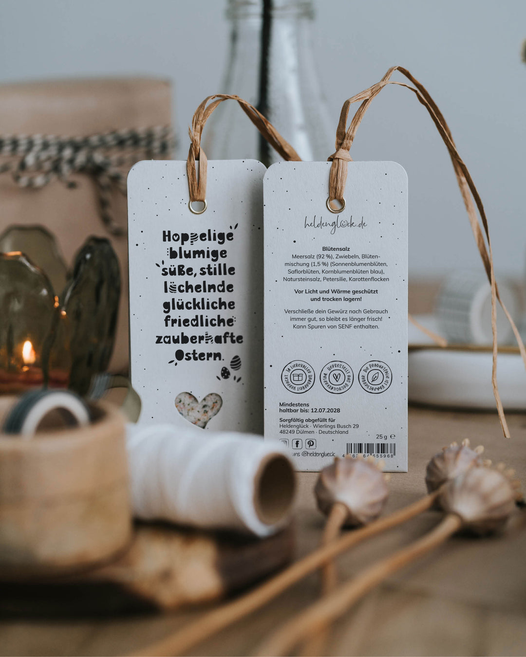 Detailansicht eines Oster-Geschenkanhängers mit fröhlichem Frühlingsspruch und Blütensalz