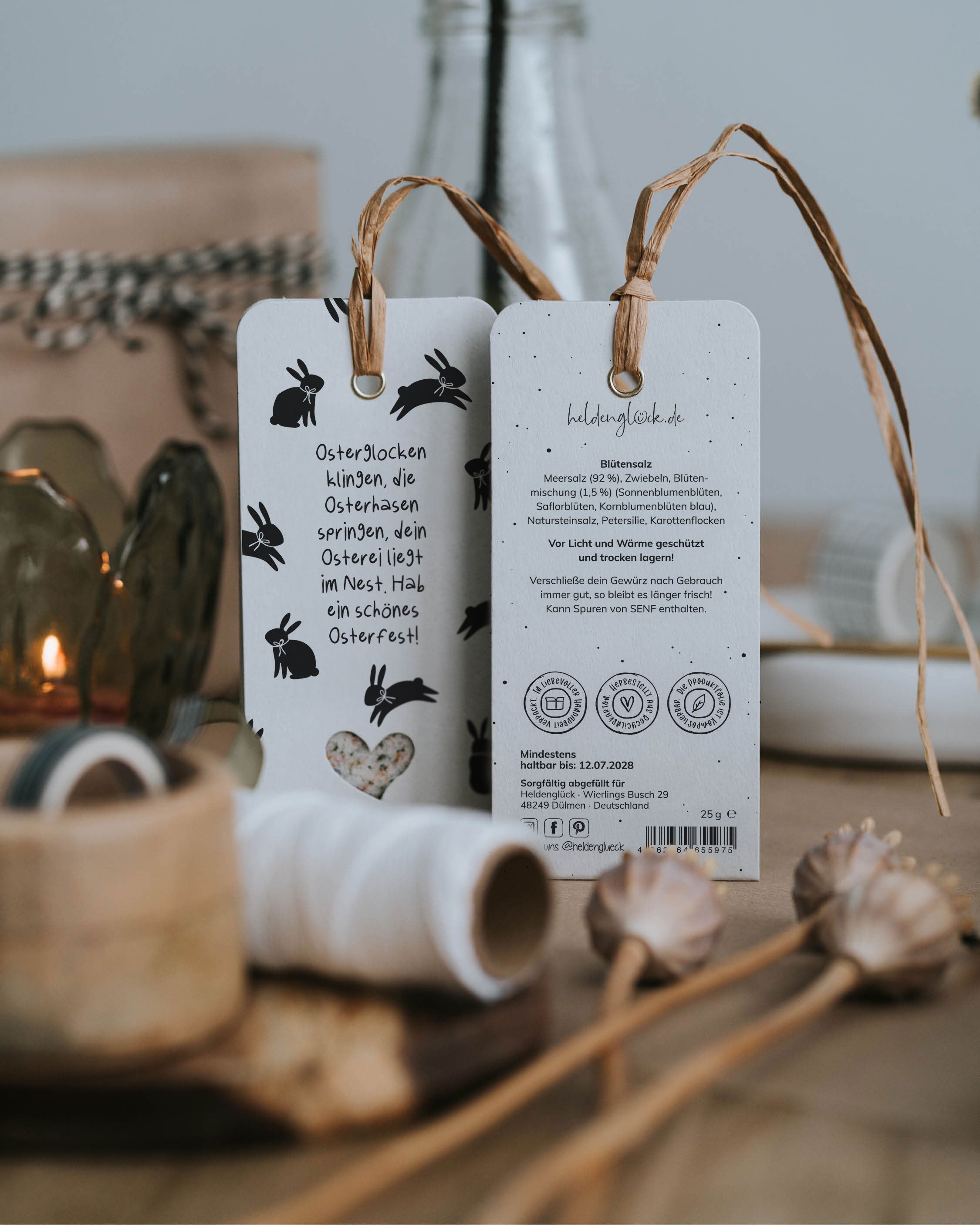 Detail eines Oster-Geschenkanhängers mit Osterglocken-Spruch und Blütensalz