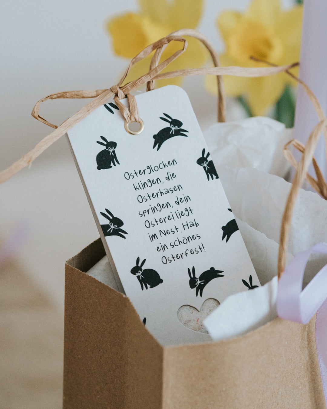 Geschenkanhänger mit Osterglocken-Spruch und Blütensalz als Frühlingsgruß