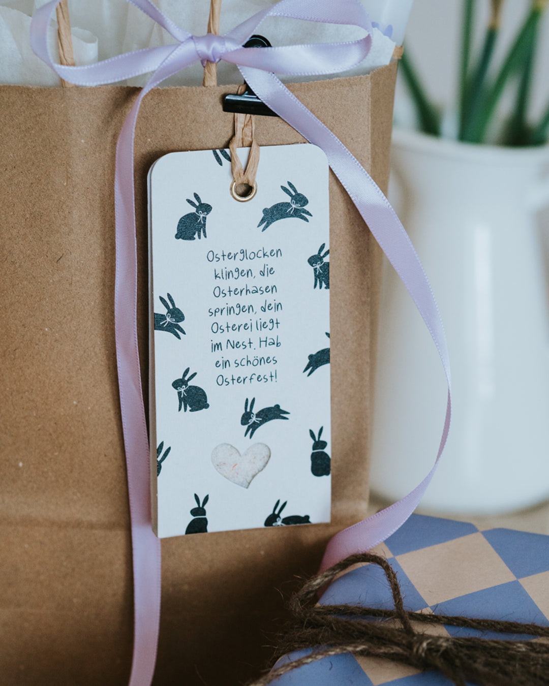 Handgemachter Geschenkanhänger zu Ostern mit Blütensalz und Frühlingsspruch