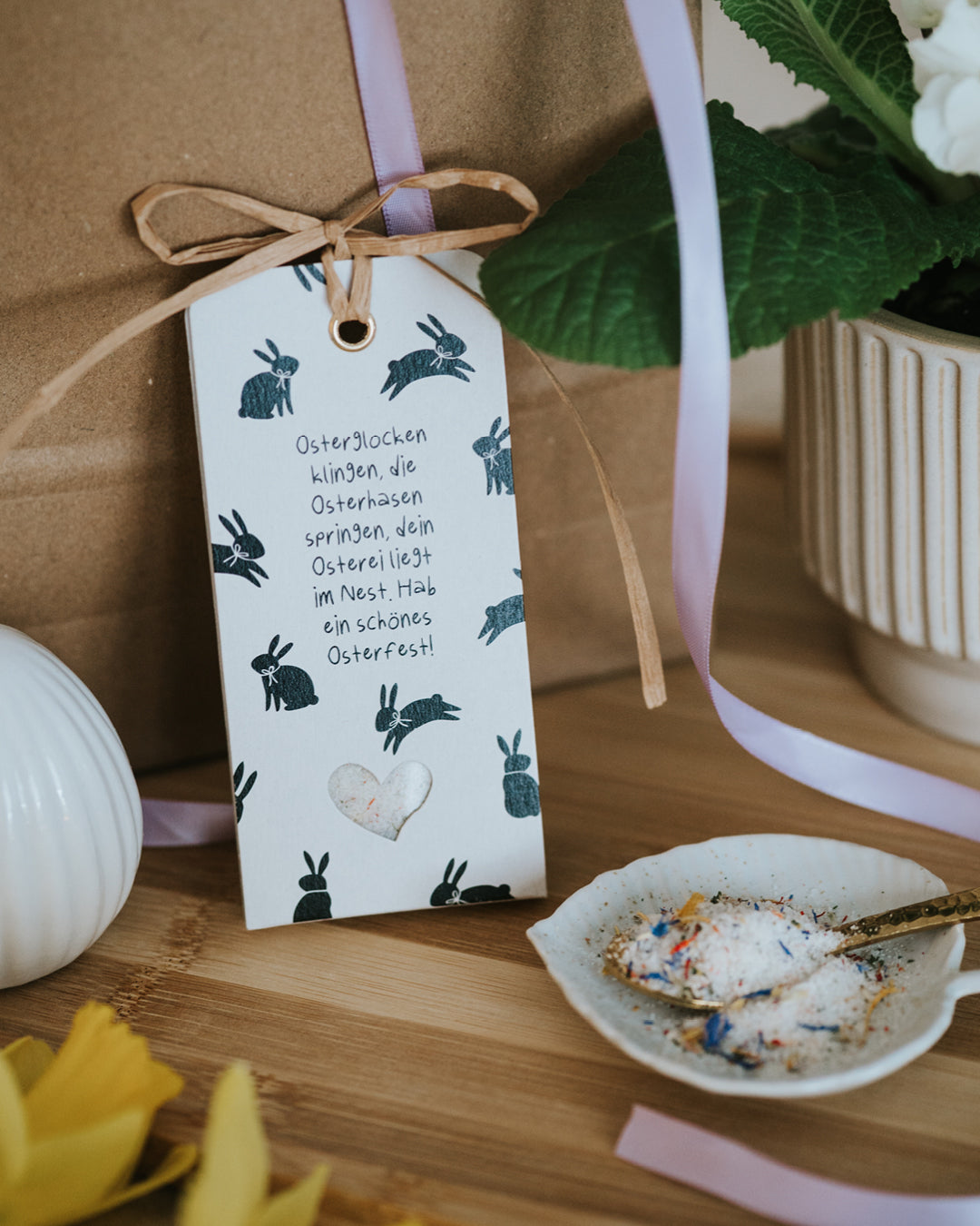 Minimalistischer Oster-Geschenkanhänger mit Osterglocken-Spruch und Salzmischung