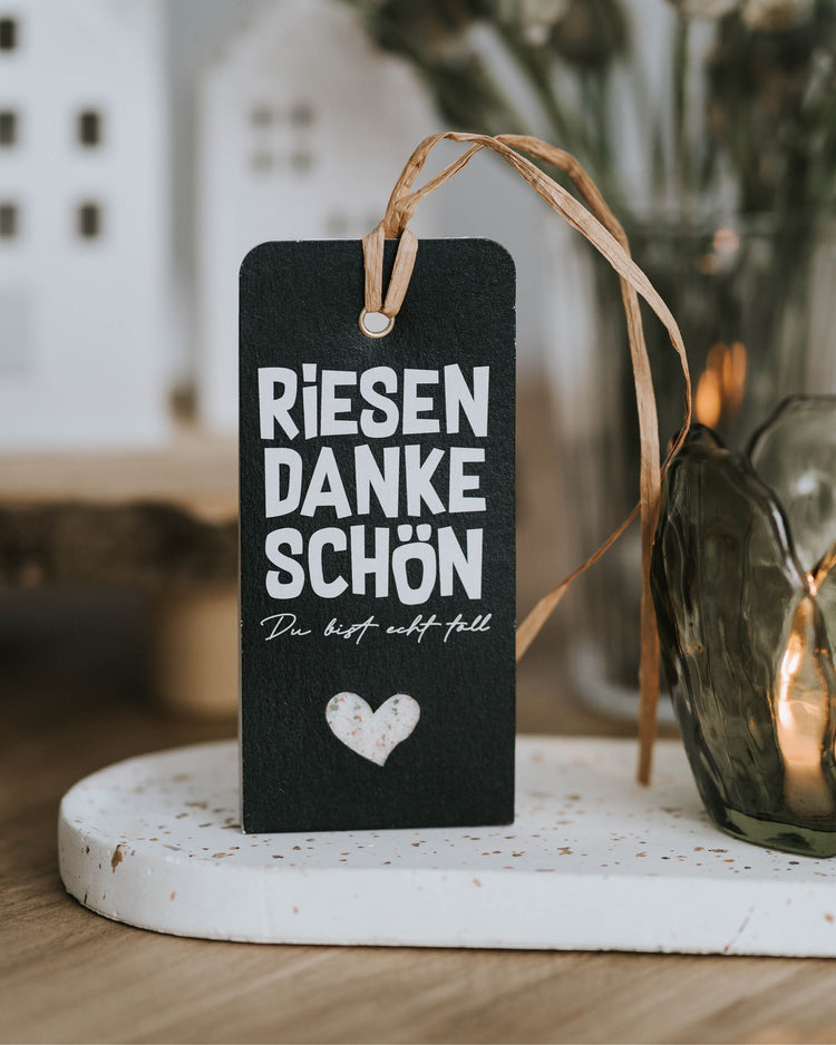 Schlichter Geschenkanhänger mit „Riesen Dankeschön“-Spruch im modernen Schwarz-Weiß-Design.